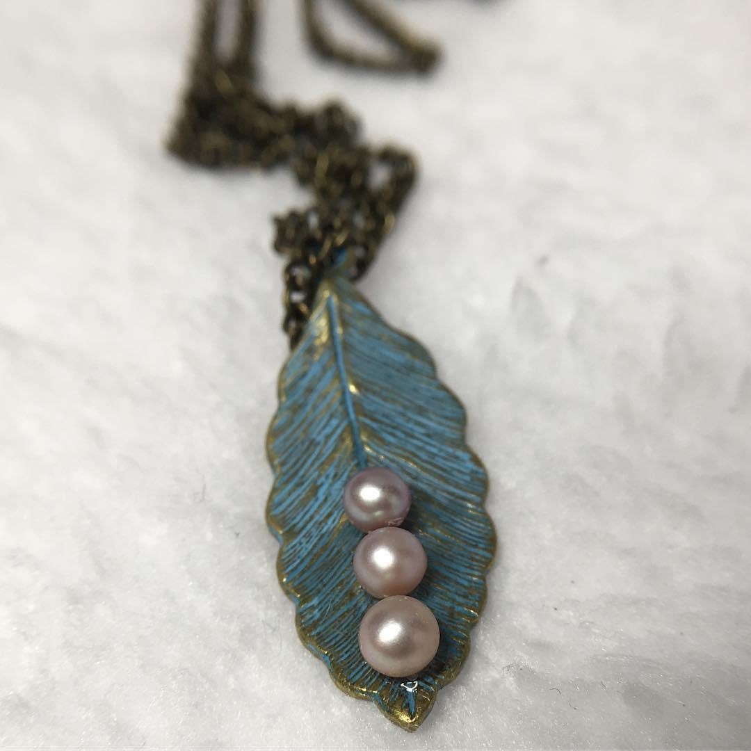 Patina Leaf Pearl pendant necklace
